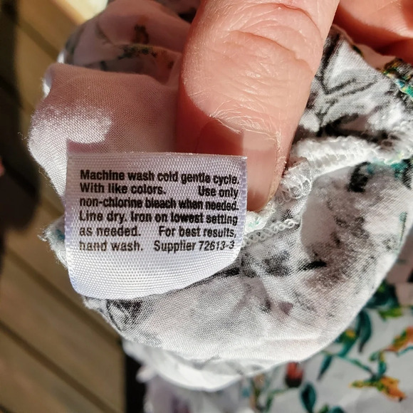 a.n.a. Women's Cold Shoulder Top Size Medium White Floral V-Neck Short Sleeve - Picture 13 of 13